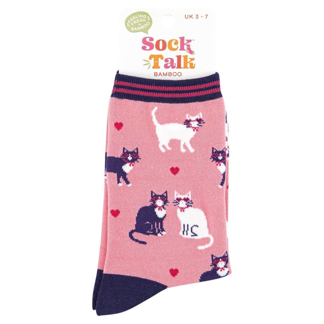 Cats in Love bambussokker pakket med etiketten "Sock Talk," designet for kvinner.