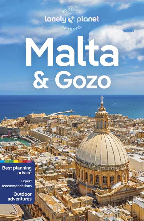 Forsidebilde av en reiseguidebok med tittelen "Malta & Gozo" av Lonely Planet. Det viser en naturskjønn utsikt over en kuppelkirk i Valletta med Middelhavet i bakgrunnen. Forsiden nevner også "Beste planleggingstips," "Ekspertanbefalinger," og "Utendørseventyr."